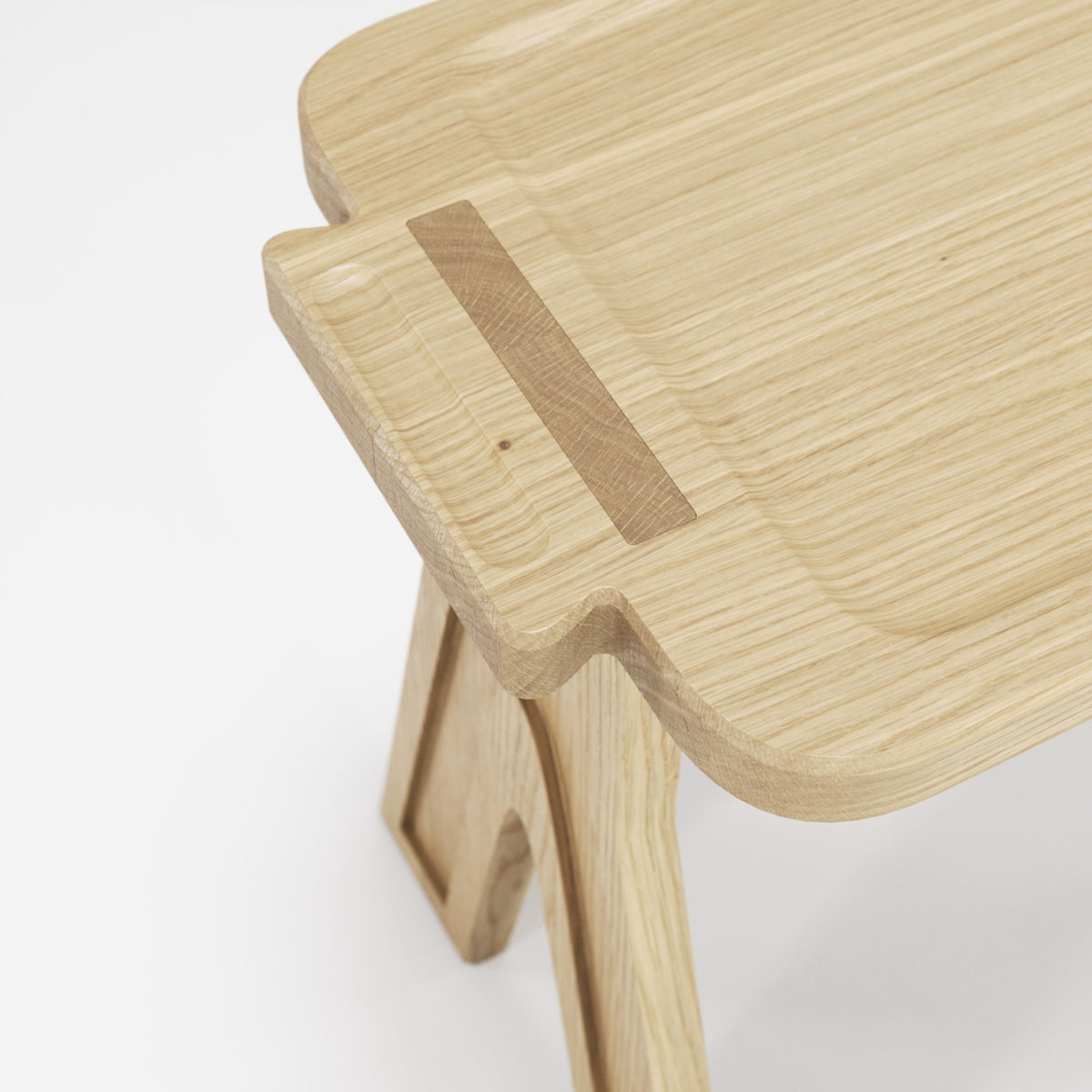 Détail du plateau du tabouret Multibanqueta en chêne naturel