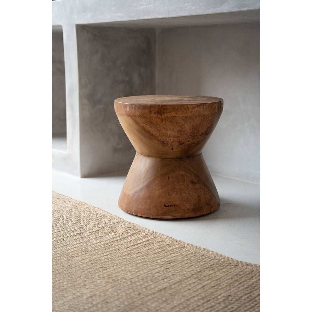 Tabouret Pacha Mama en bois de suar en situation
