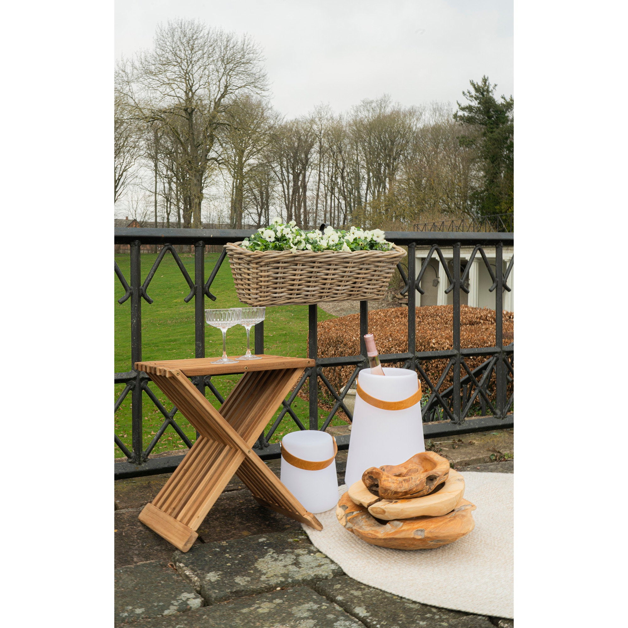 Tabouret pliant Erto teck naturel ambiance terrasse balcon extérieur