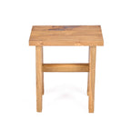 Tabouret Siku en teck recyclé vu de face en légère plongée sur fond blanc plateau en planches
