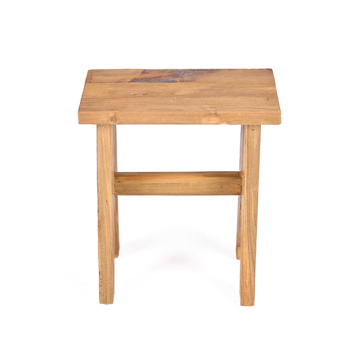 Tabouret Siku en teck recyclé vu de face en légère plongée sur fond blanc plateau en planches