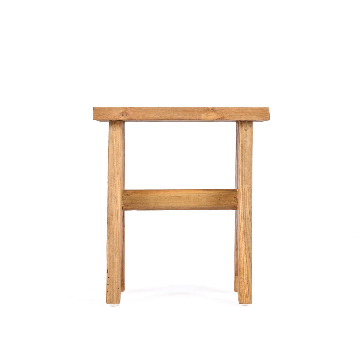 Tabouret Siku en teck recyclé vu de face sur fond blanc avec son entretoise entre les deux pieds