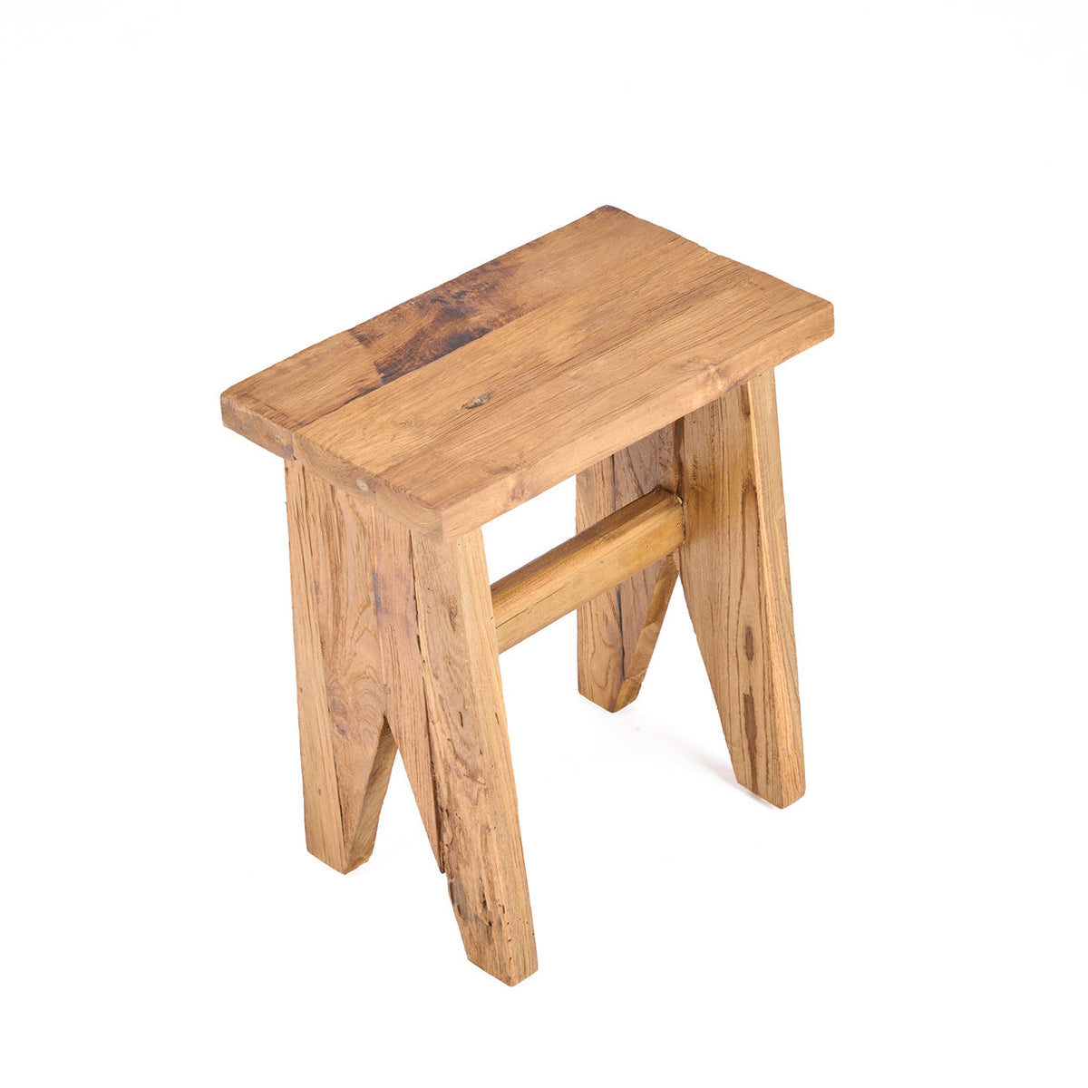 Tabouret Siku en teck recyclé vu de trois quarts en plongée sur fond blanc