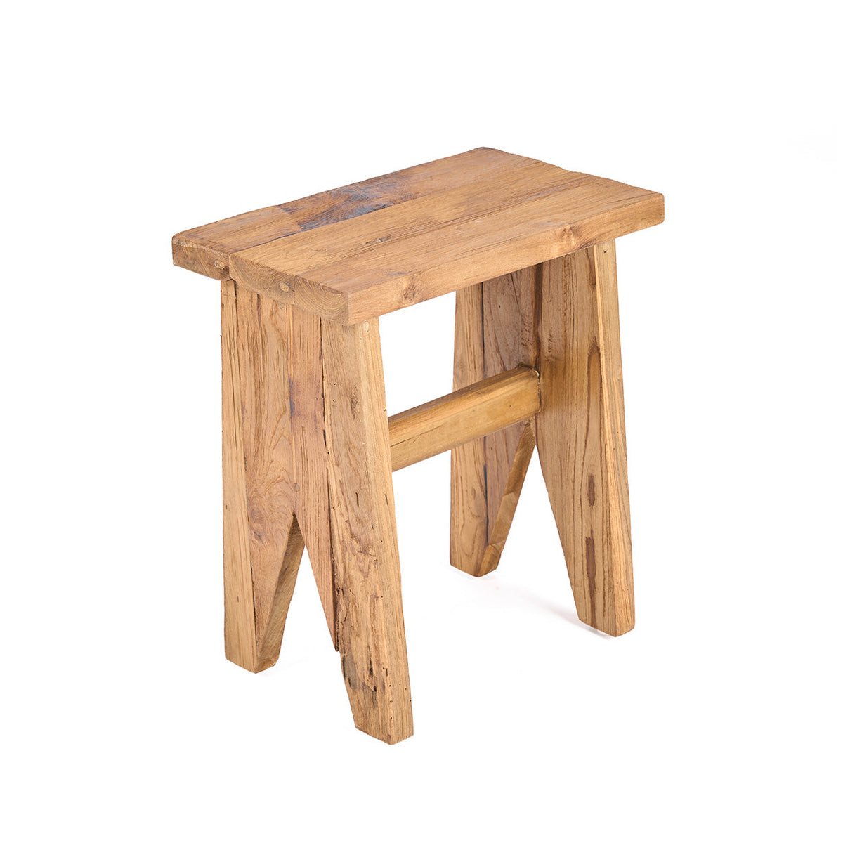 Tabouret rectangulaire Siku en teck recyclé naturel vu de trois quarts sur fond blanc pieds entaillés en V et entretoise