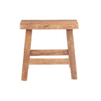 Tabouret rustique Fab en teck naturel vu de face sur fond blanc