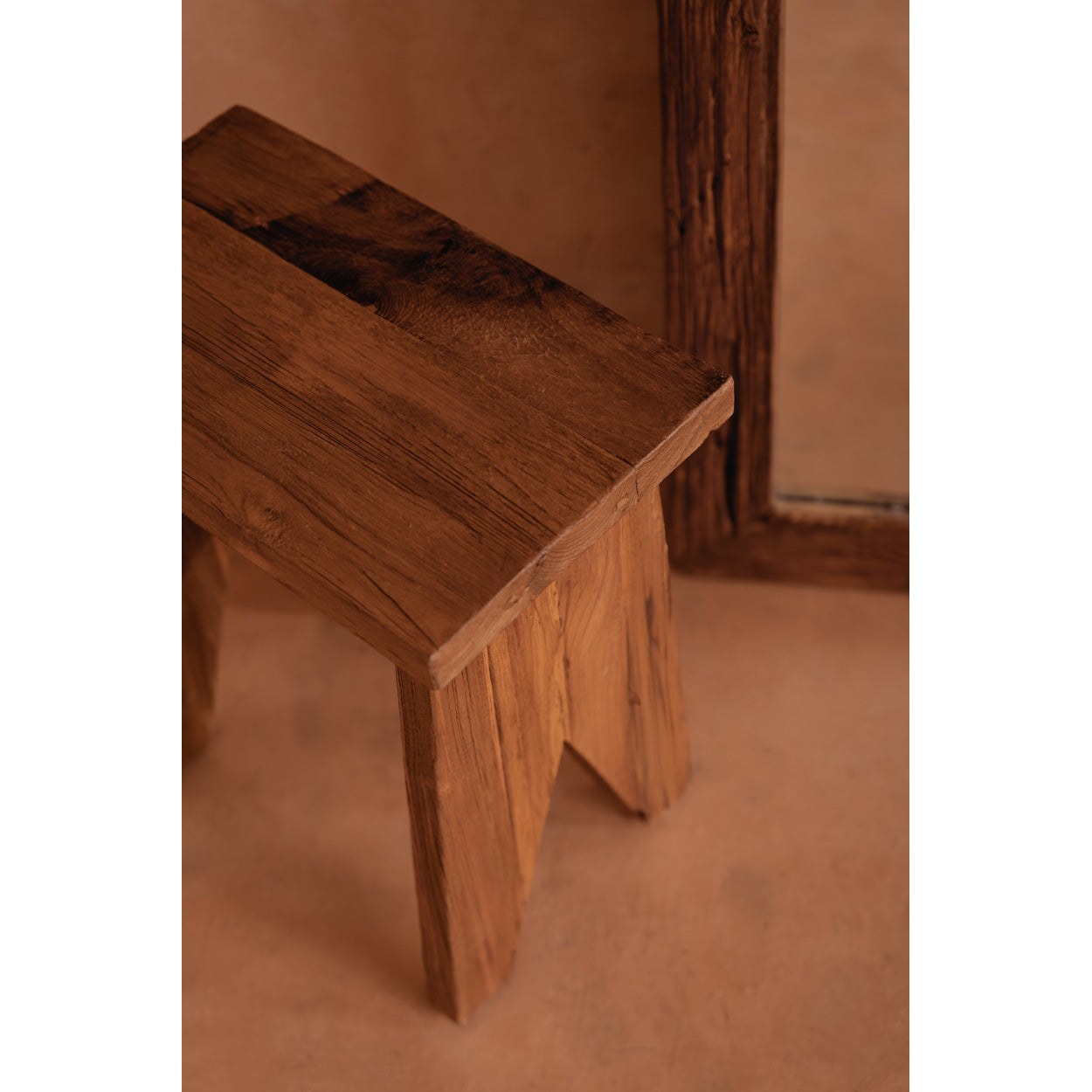 Tabouret Siku en teck recyclé en situation
