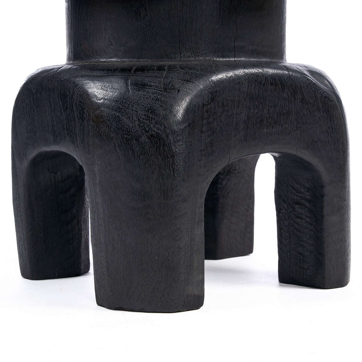Base sculptée du tabouret Squat Spot avec ses quatre pieds en arches