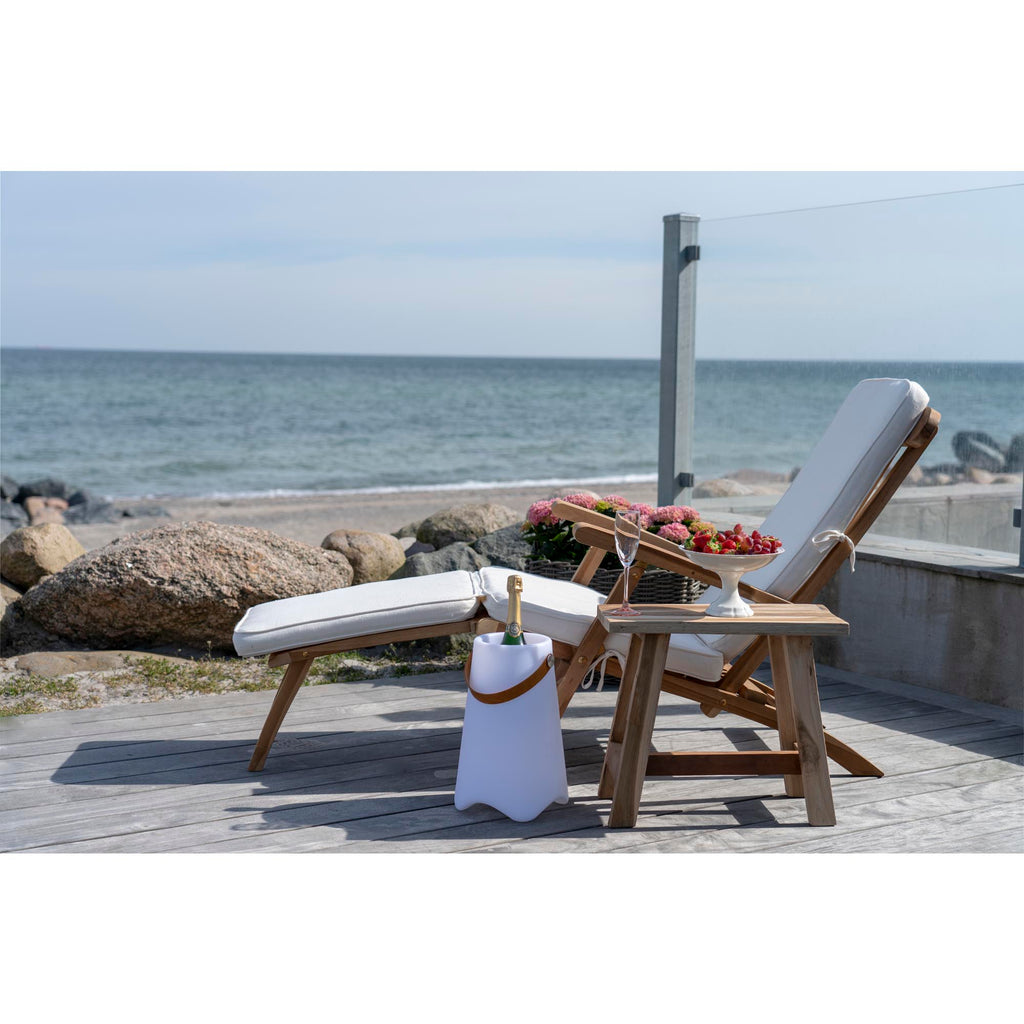 Tabouret Barcelona en teck recyclé naturel utilisé comme table d'appoint sur terrasse bord de mer