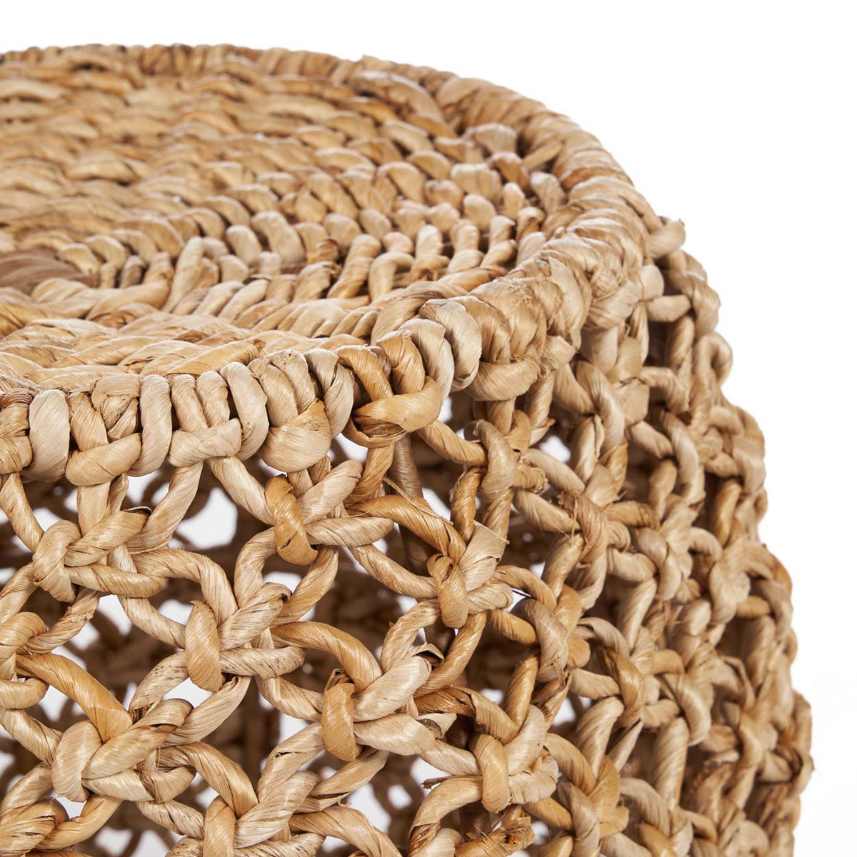 Détail du tressage ajouré en feuille de bananier torsadée et du rebord de l'assise du tabouret Dannih