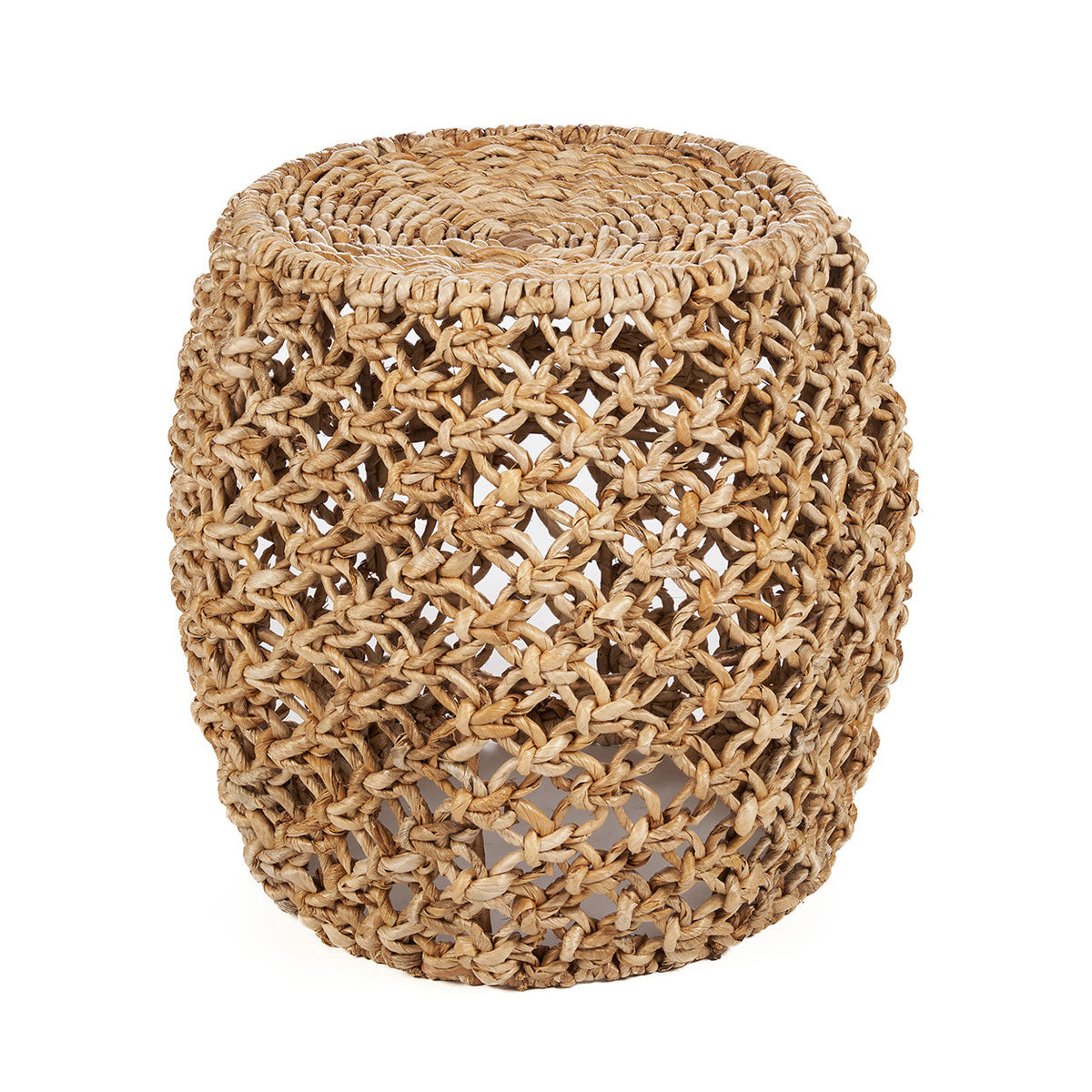 Tabouret tonneau Dannih en feuille de bananier naturelle vu de trois quarts sur fond blanc maille ajourée et assise tressée