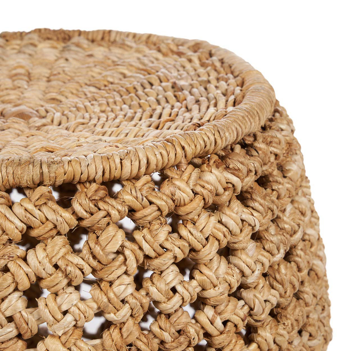 Détail de la maille nouée en feuille de bananier et du rebord de l'assise du tabouret Zarkah