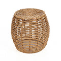 Tabouret rond Gustih en feuille de bananier naturelle vu de trois quarts plateau tressé en spirale et flancs ajourés