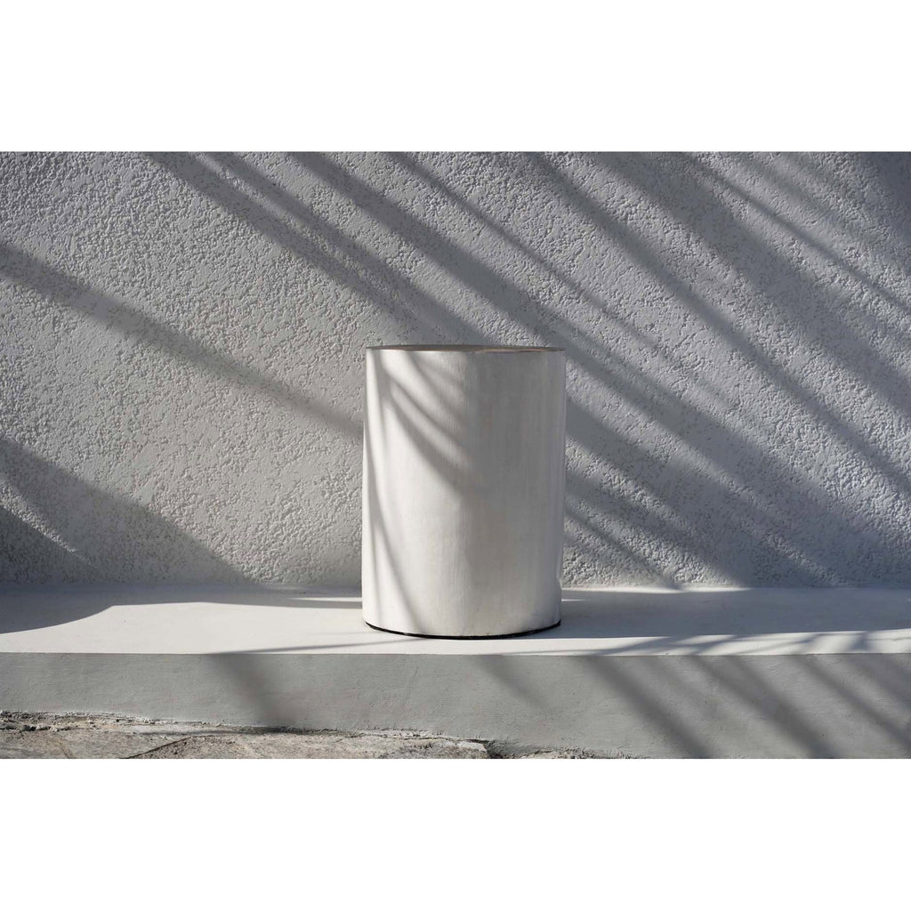 Tabouret Tribe en bois de suar blanc en situation