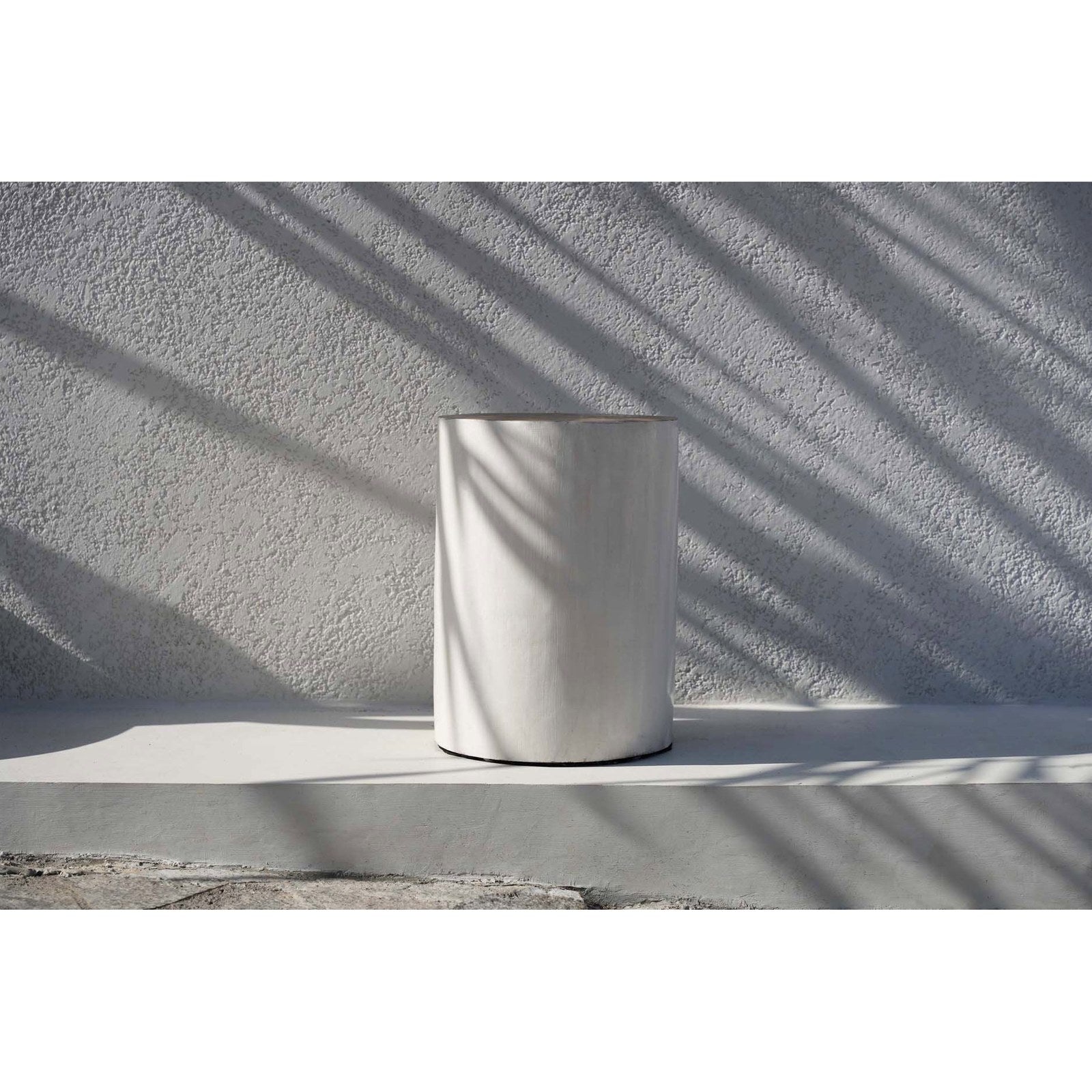 Tabouret Tribe en bois de suar blanc en situation