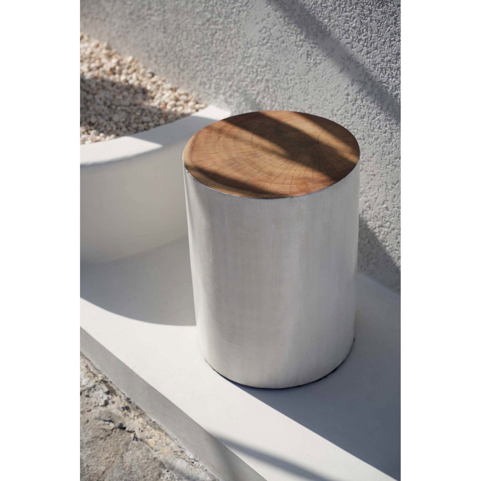 Tabouret Tribe en bois de suar blanc, vue 3