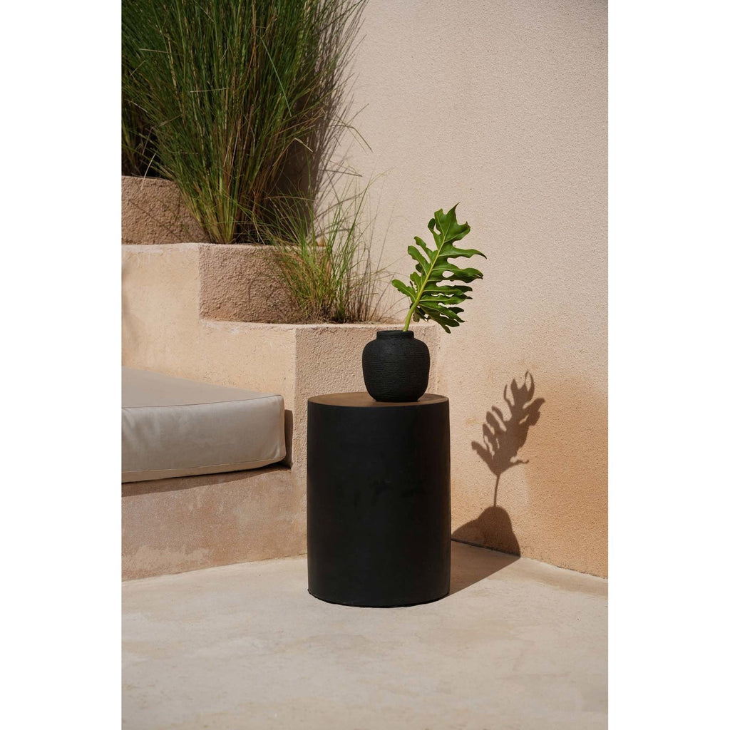 Tabouret Tribe en bois de suar noir en situation