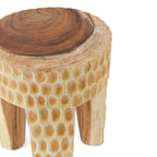 Dessus en bois de suar du tabouret Paramo avec ses cernes et ses flancs à facettes vus de près