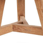 Détail de l'entretoise en triangle qui relie les trois pieds en teck du tabouret Noguchi