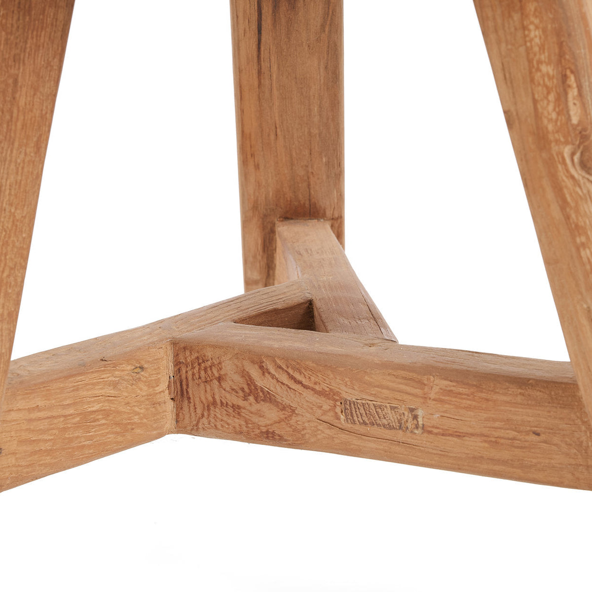 Détail de l'entretoise en triangle qui relie les trois pieds en teck du tabouret Noguchi