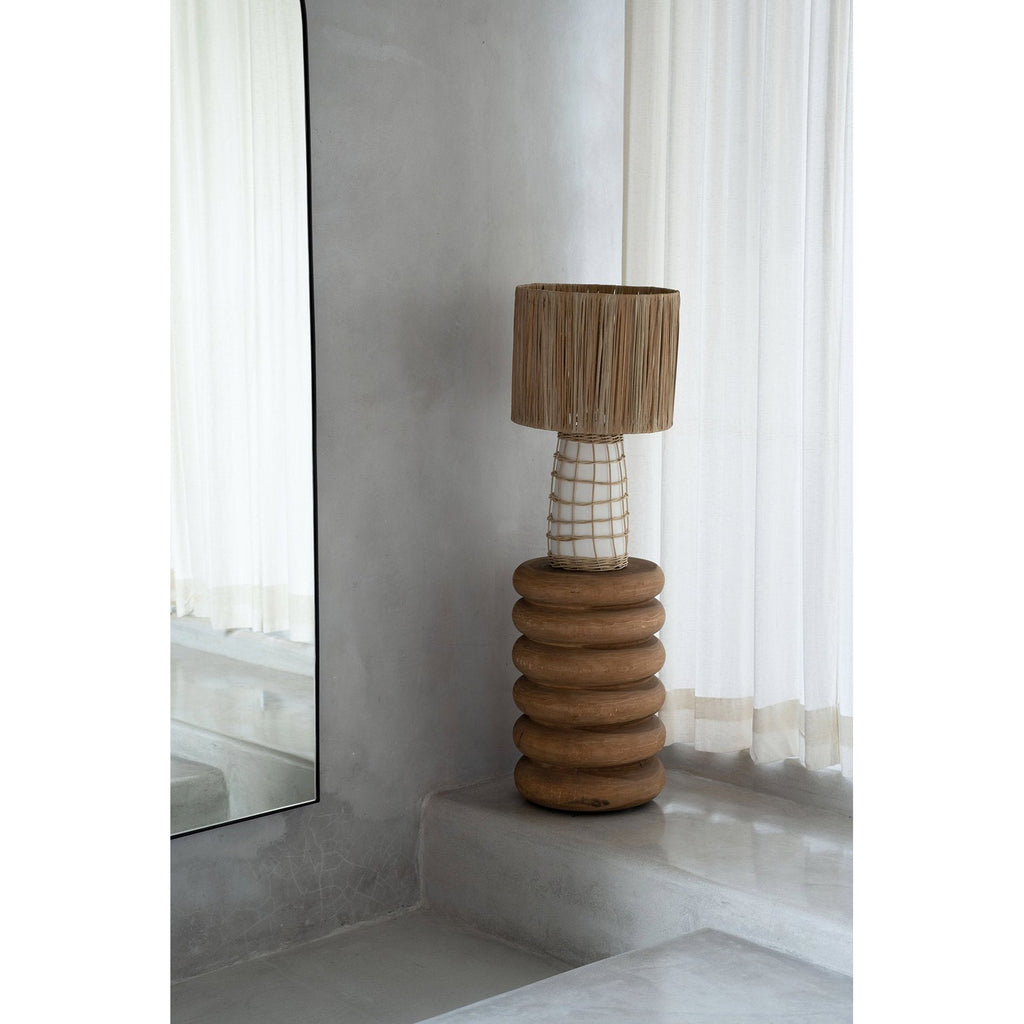 Tabouret Umiko en bois de suar en situation