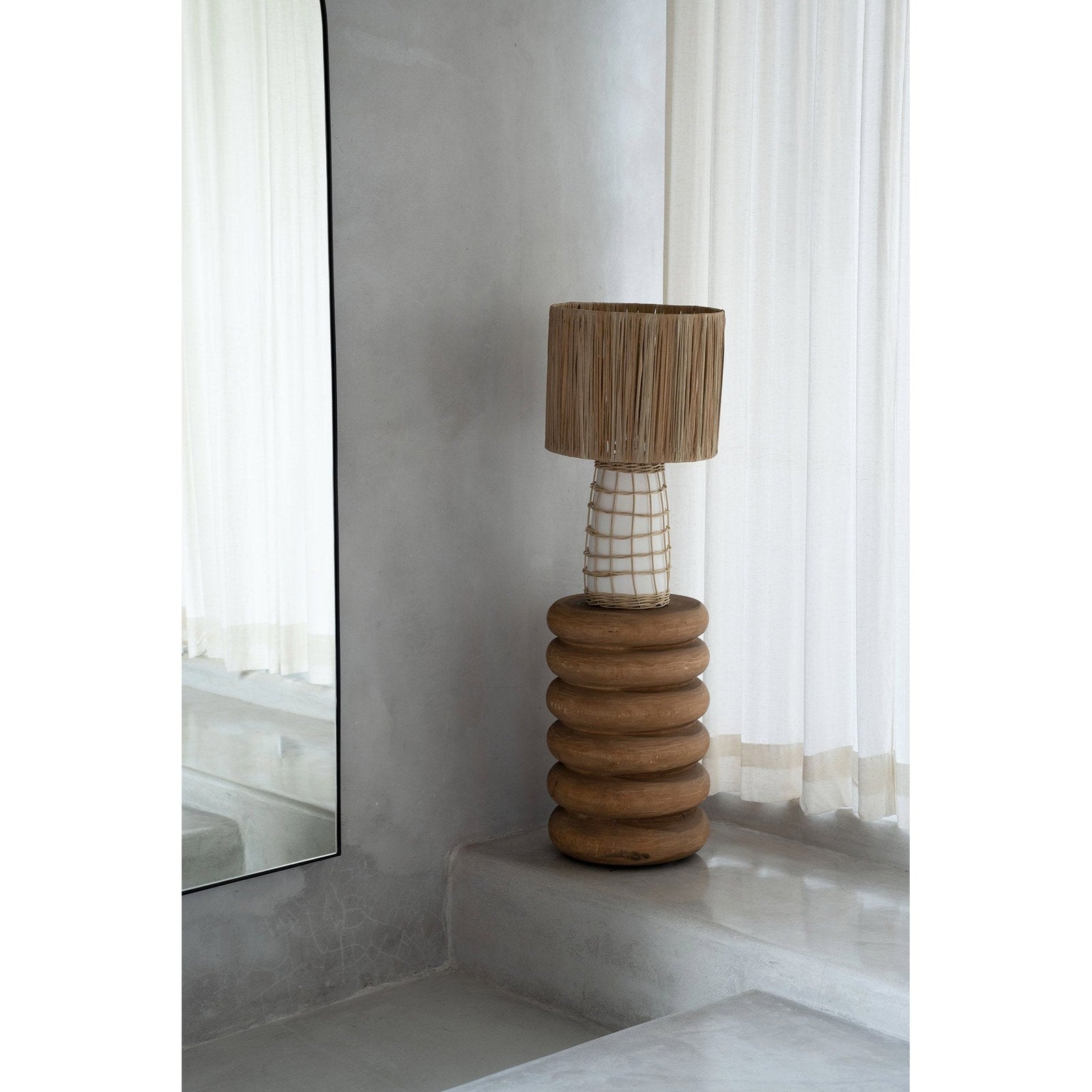 Tabouret Umiko en bois de suar en situation