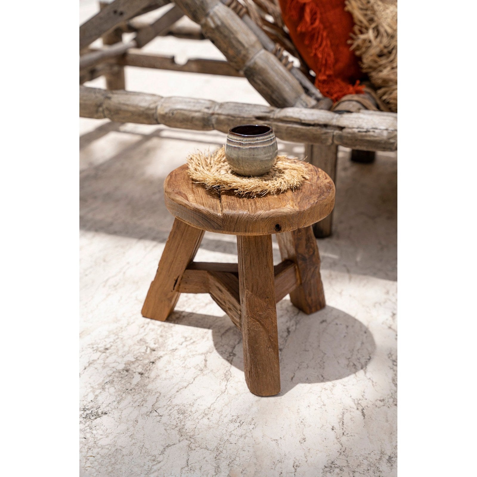 Tabouret Yatai en teck recyclé modèle moyen en situation