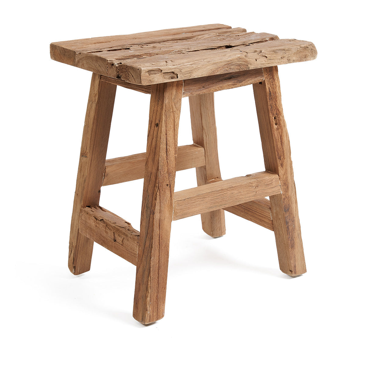 Tabouret Yoke grand modèle en teck recyclé vu de trois quarts assise épaisse aux fissures naturelles
