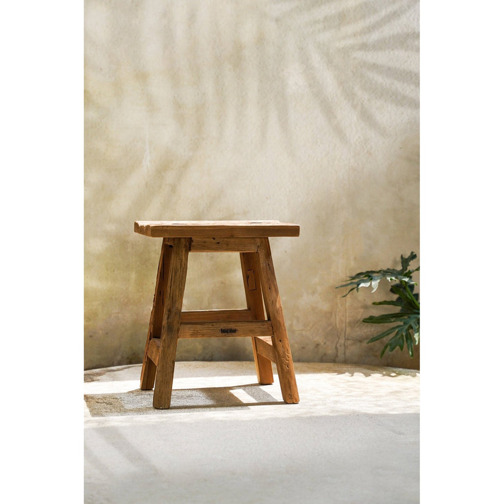 Tabouret Yoke en teck recyclé grand modèle en situation