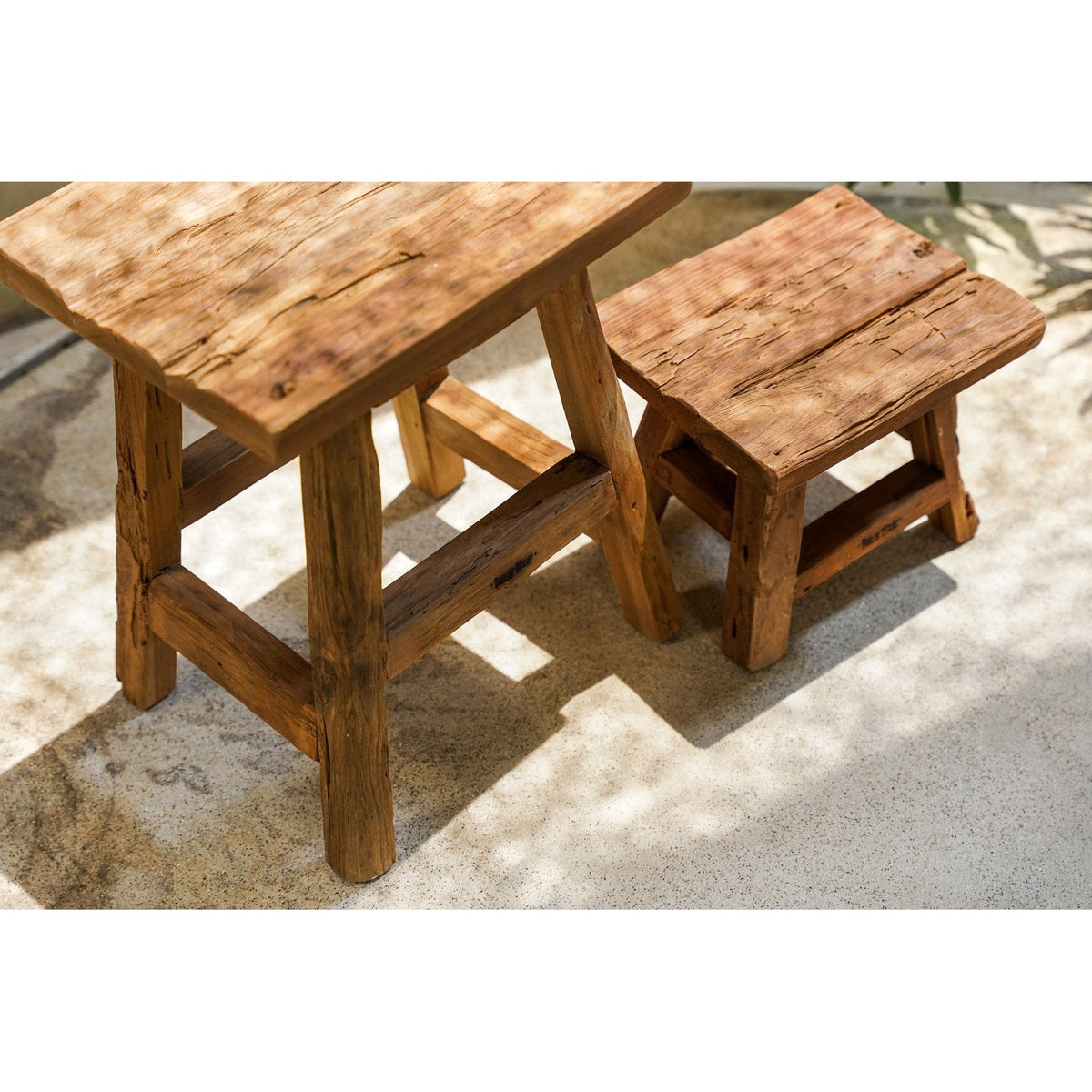 Assises des tabourets Yoke petit et grand modèle vues de dessus avec les fissures et le veinage du teck recyclé