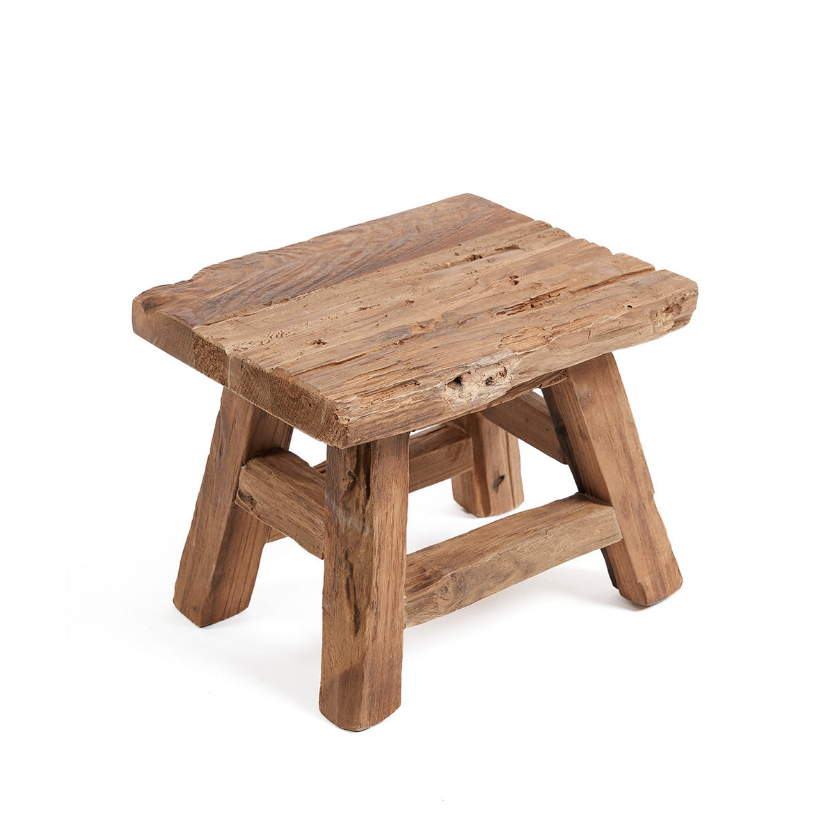 Tabouret Yoke petit modèle en teck recyclé vu de trois quarts assise épaisse et pieds évasés reliés par des traverses