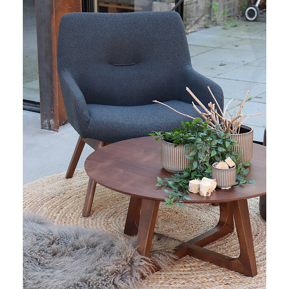 Tapis Bombay jute naturel Ø150 cm salon avec fauteuil bleu anthracite et table basse noyer