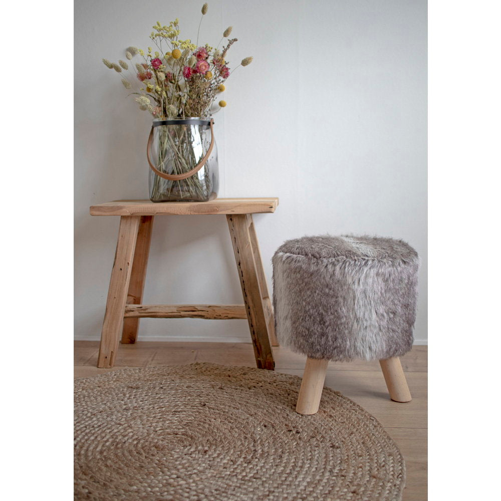 Tapis Bombay jute naturel Ø150 cm ambiance bohème avec pouf fourrure grise et table bois