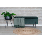 Tapis Bombay jute rond 90 cm devant banc velours vert mur brique ambiance contemporaine