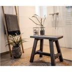Tapis Bombay jute naturel Ø90 cm salle de bain tabouret bois foncé ambiance wabi-sabi