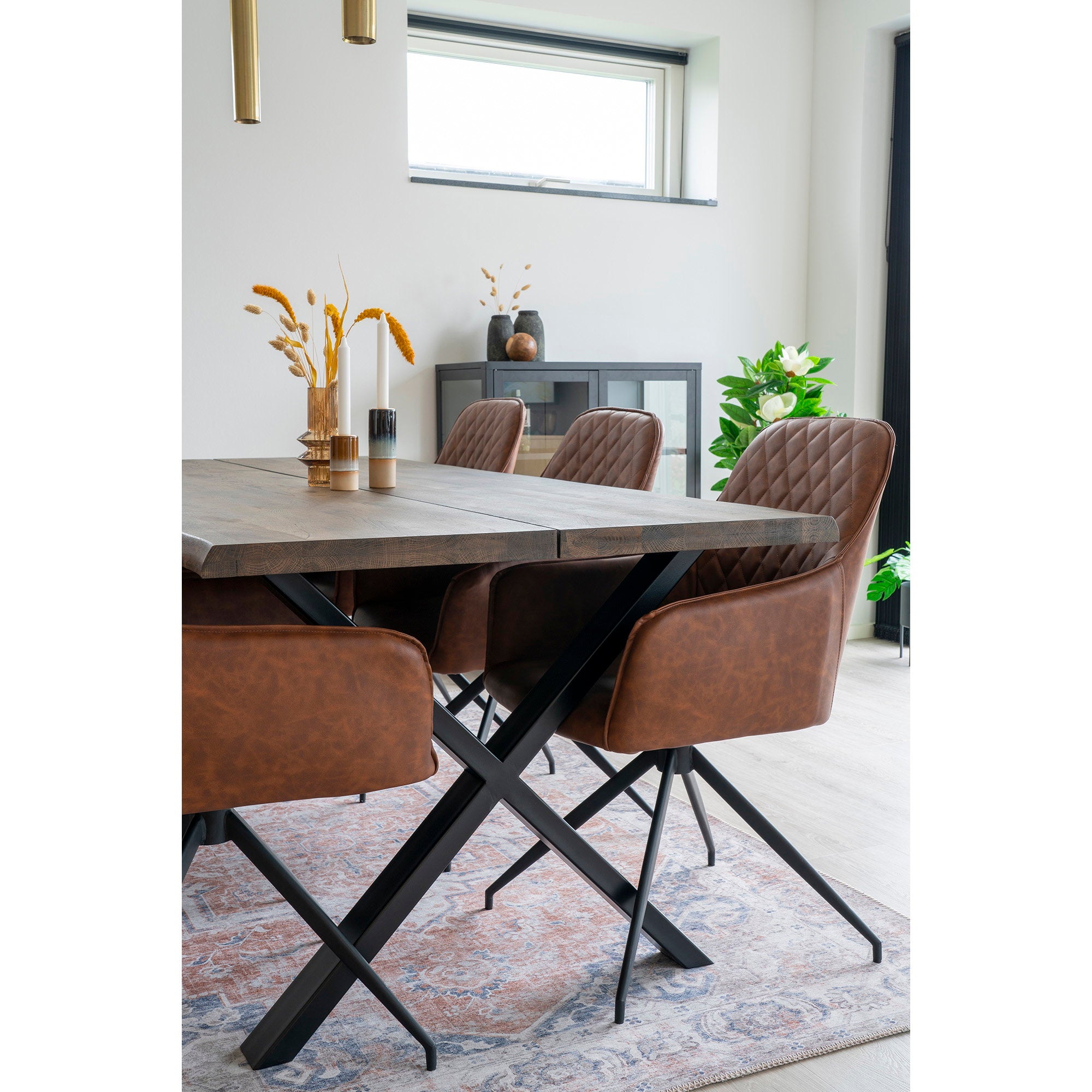 Tapis Havana terracotta bleu salle à manger table bois chaises cuir vue angle