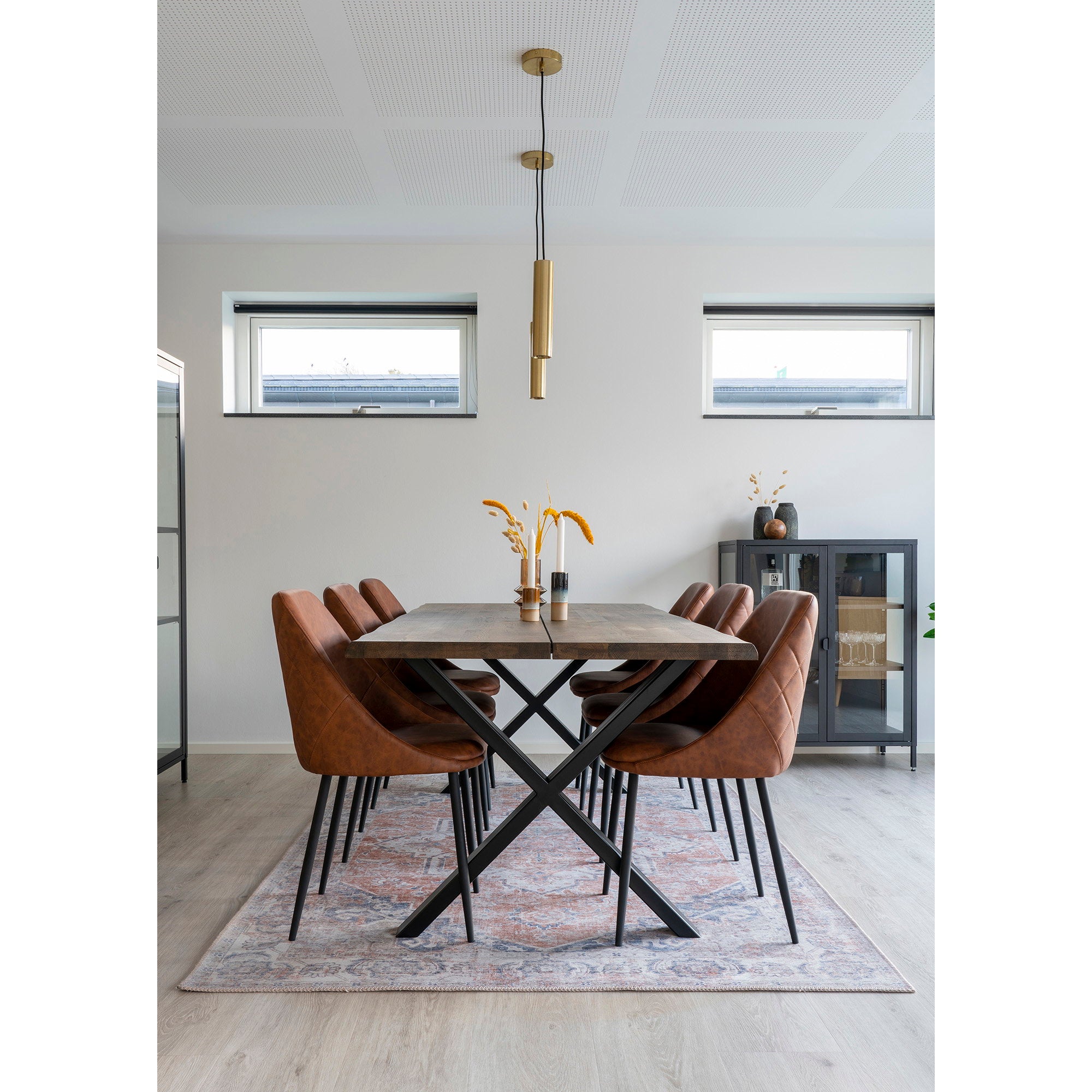 Tapis Havana terracotta bleu salle à manger table bois chaises cuir marron