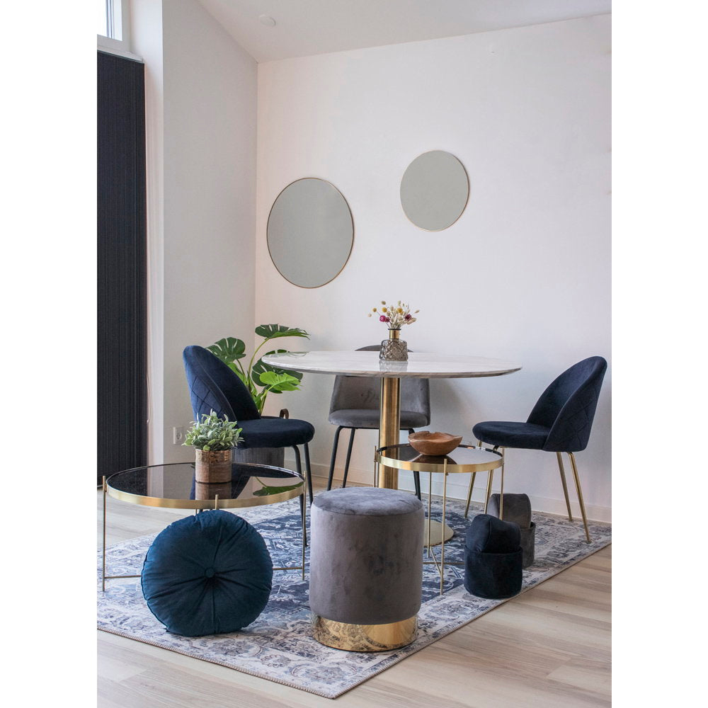Tapis Havana bleu marine salle à manger table marbre laiton chaises velours bleu