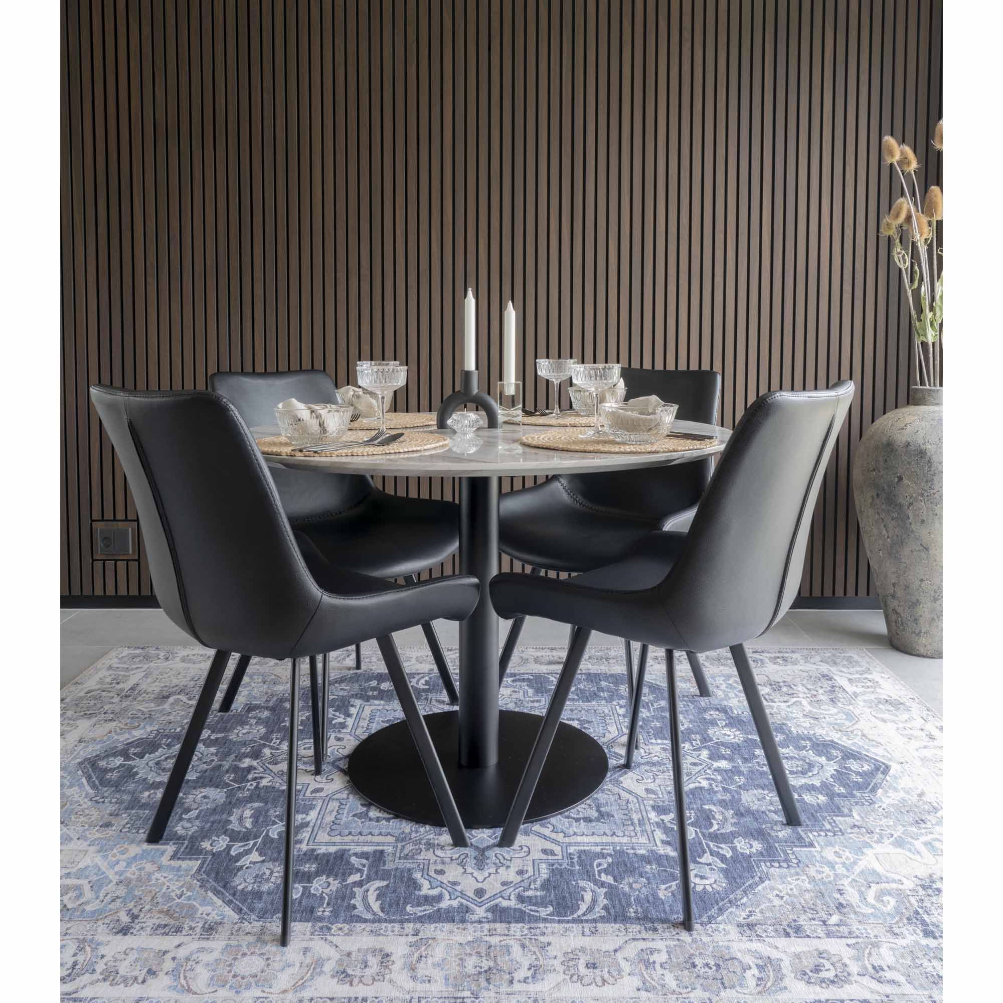 Tapis Havana bleu marine salle à manger table ronde noire chaises cuir noir