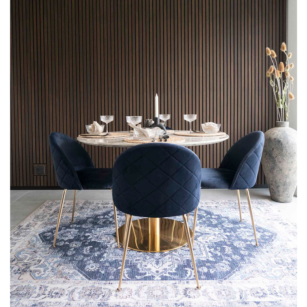 Tapis Havana bleu marine salle à manger table marbre pied or chaises velours bleu