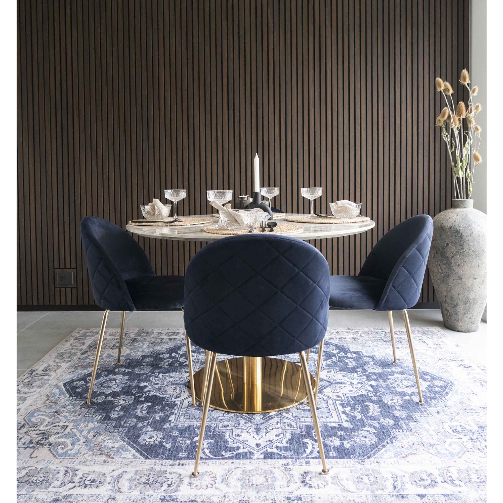 Tapis Havana bleu marine salle à manger table marbre pied or chaises velours bleu