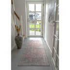 Tapis Havana terracotta bleu ambiance couloir porte entrée carrelage gris lumière
