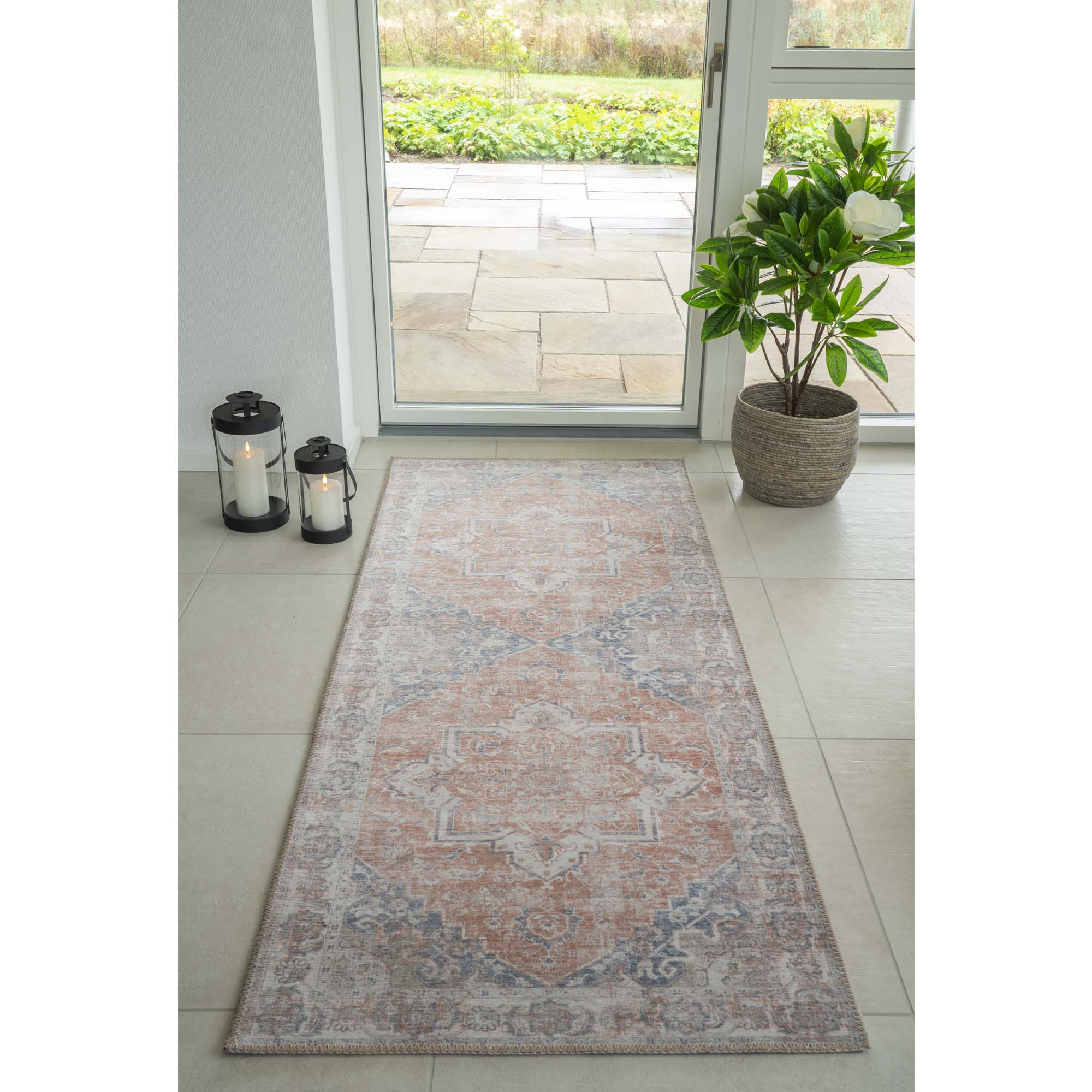 Tapis Havana orange bleu ambiance entrée baie vitrée carrelage beige lanterne