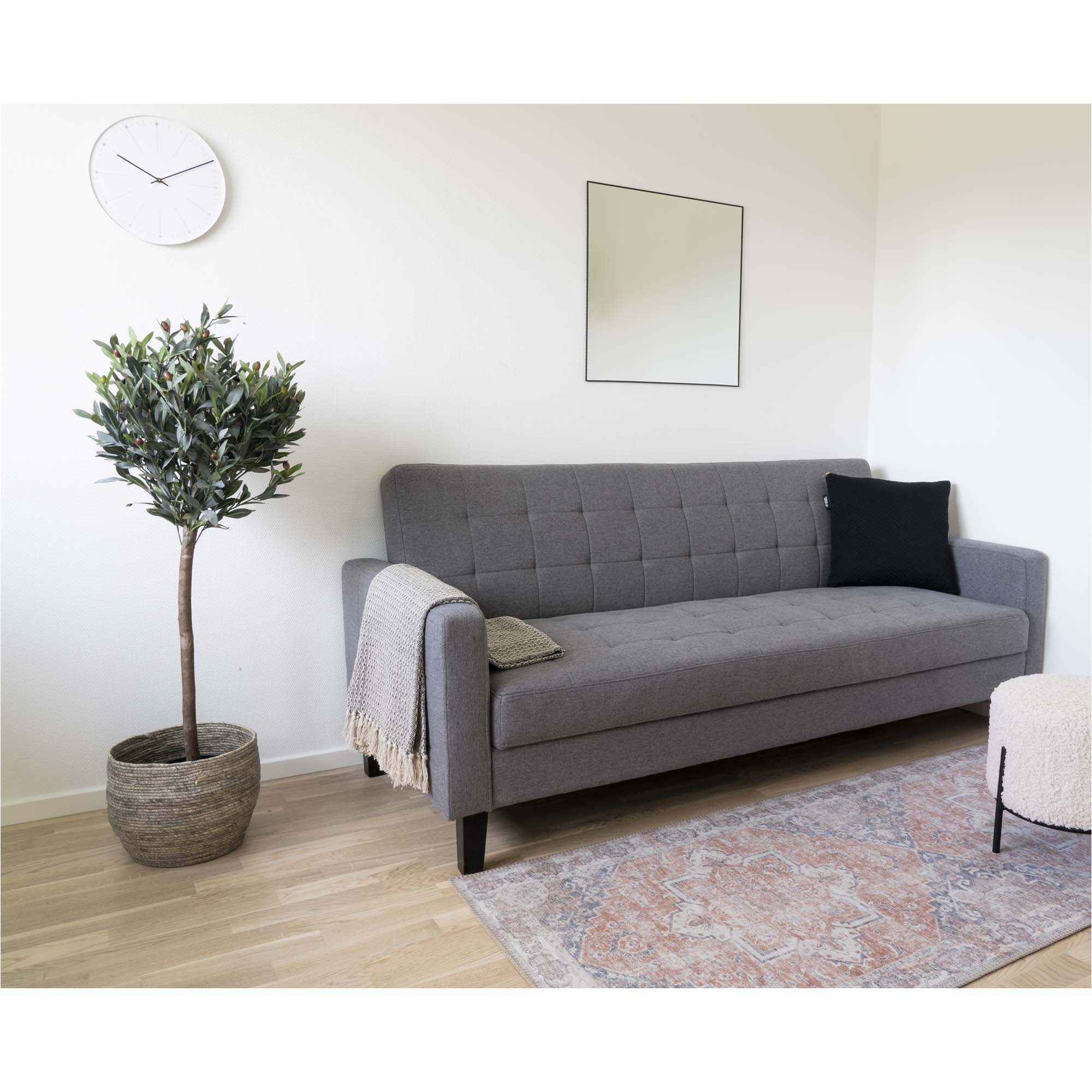 Tapis Havana orange bleu ambiance salon canapé gris pouf bouclette parquet