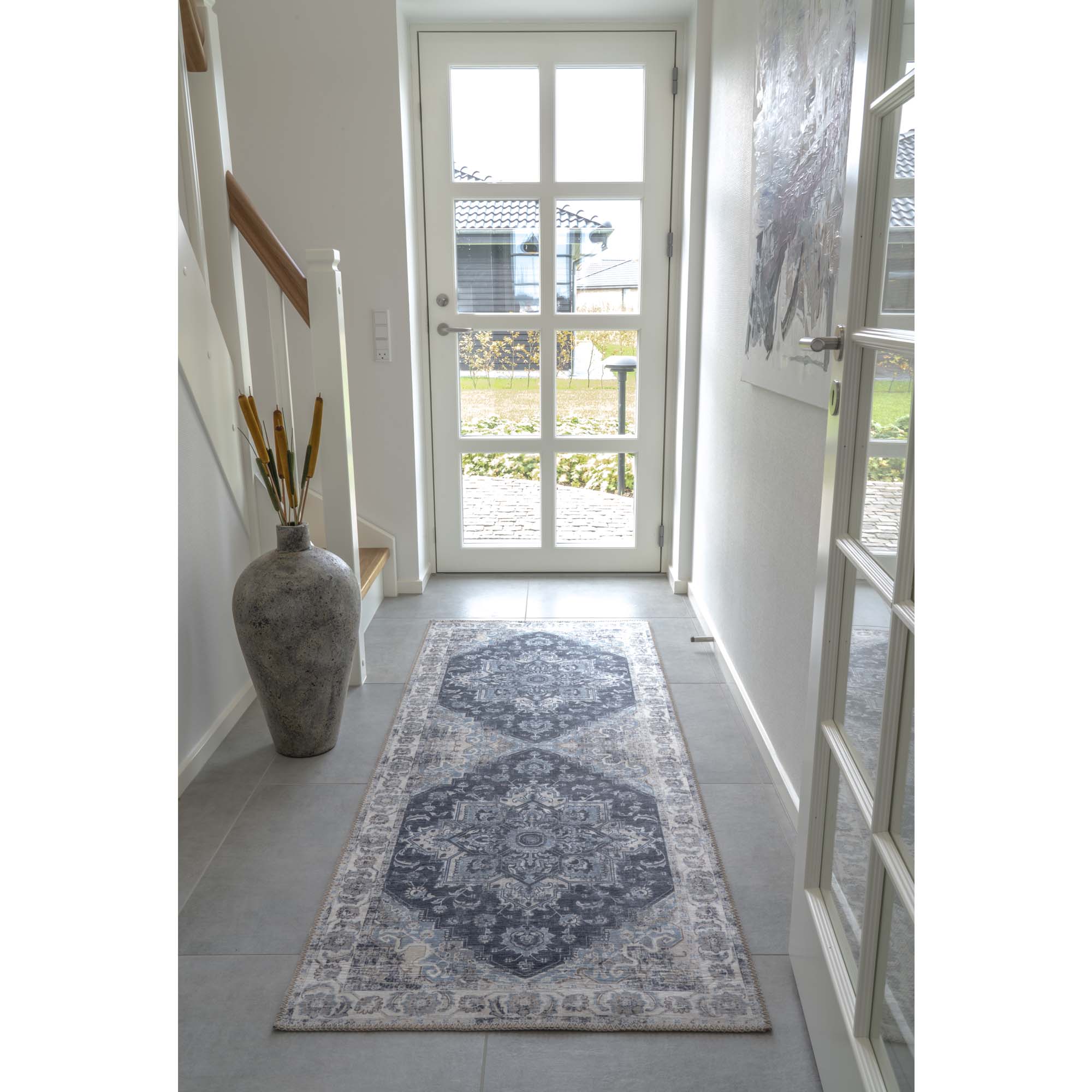 Tapis Havana bleu marine ambiance couloir porte entrée carrelage gris lumière
