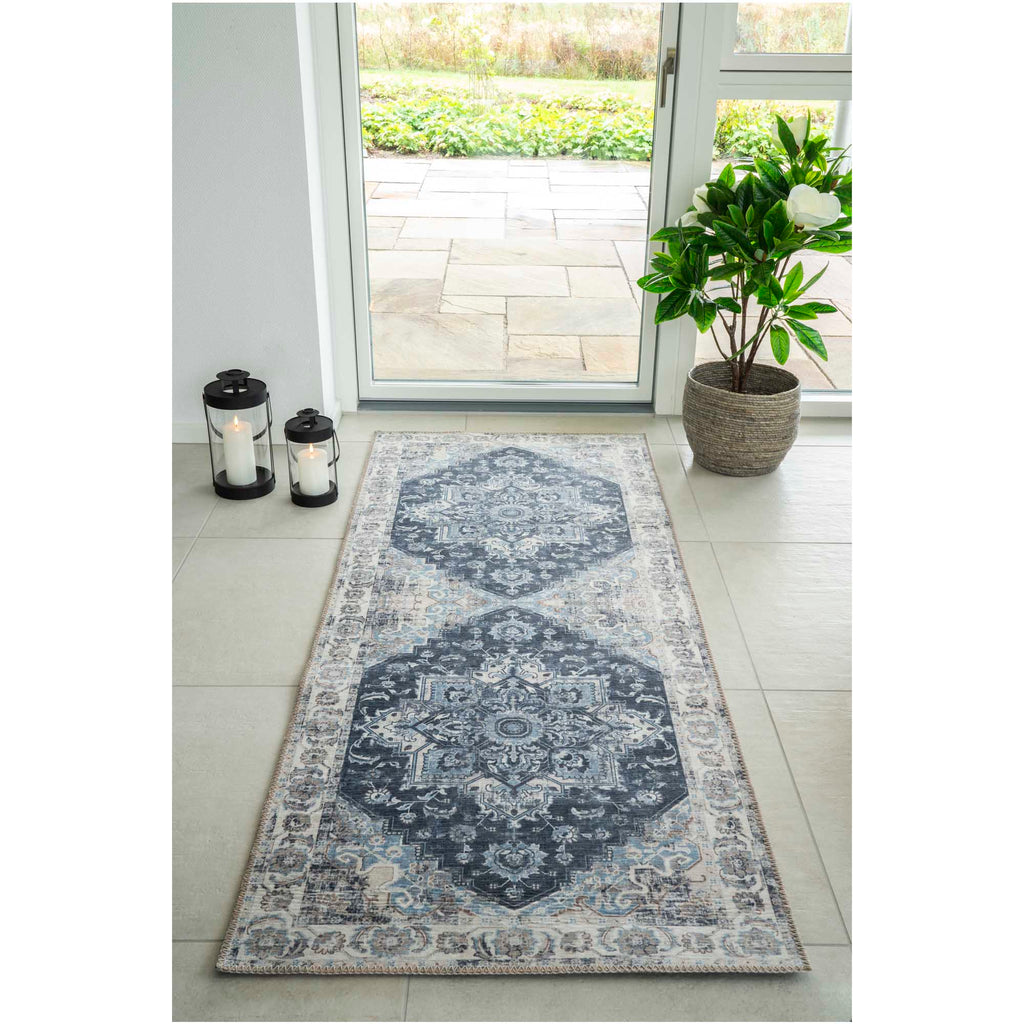 Tapis Havana bleu marine ambiance entrée baie vitrée carrelage beige lanterne