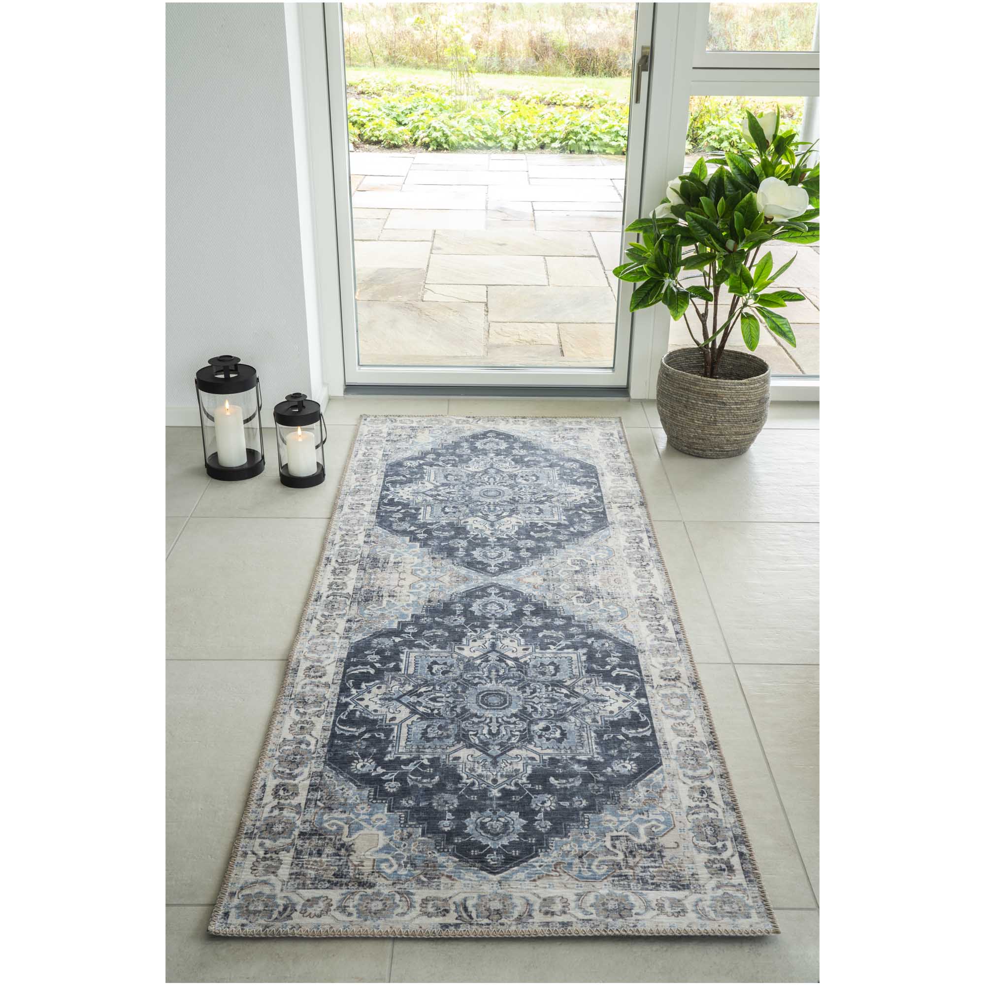 Tapis Havana bleu marine ambiance entrée baie vitrée carrelage beige lanterne