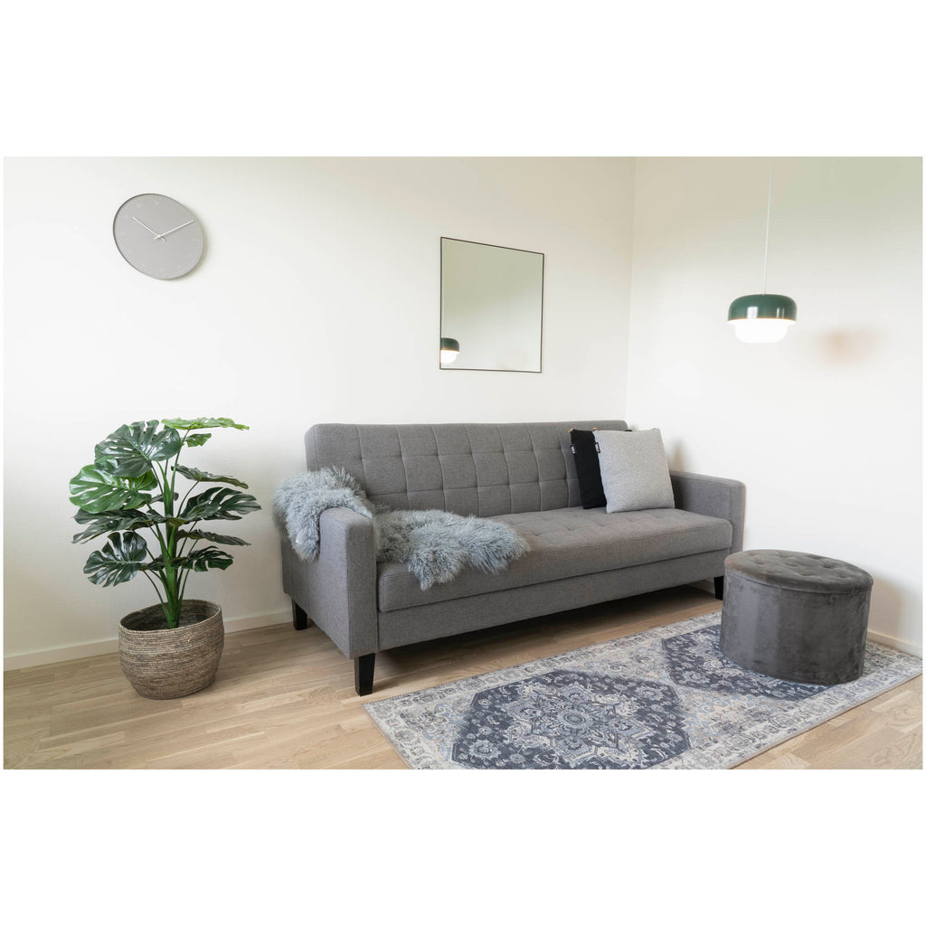 Tapis Havana bleu marine ambiance salon canapé gris pouf velours parquet