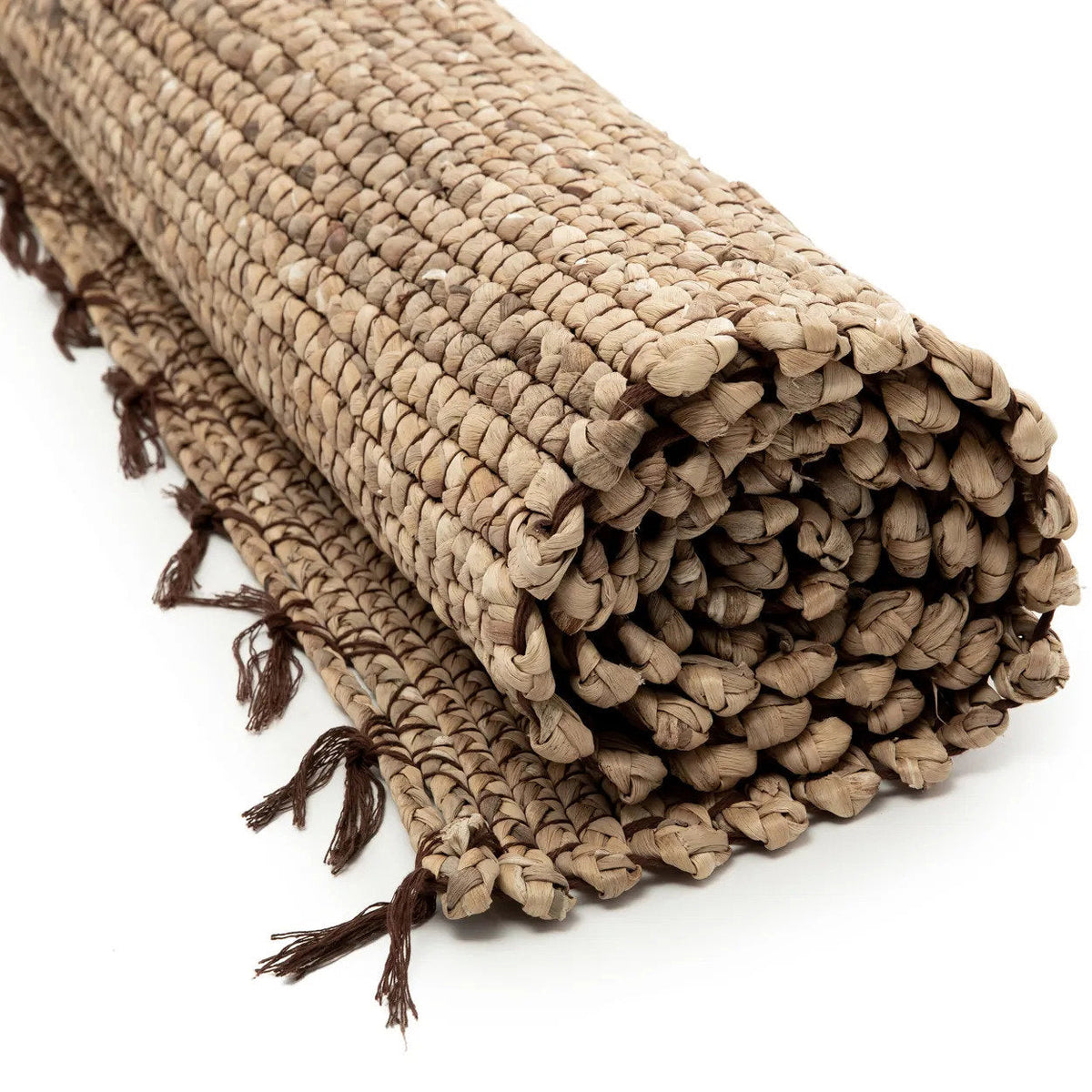 Tapis en jacinthe d'eau naturelle roulé avec ses tresses et ses franges brunes