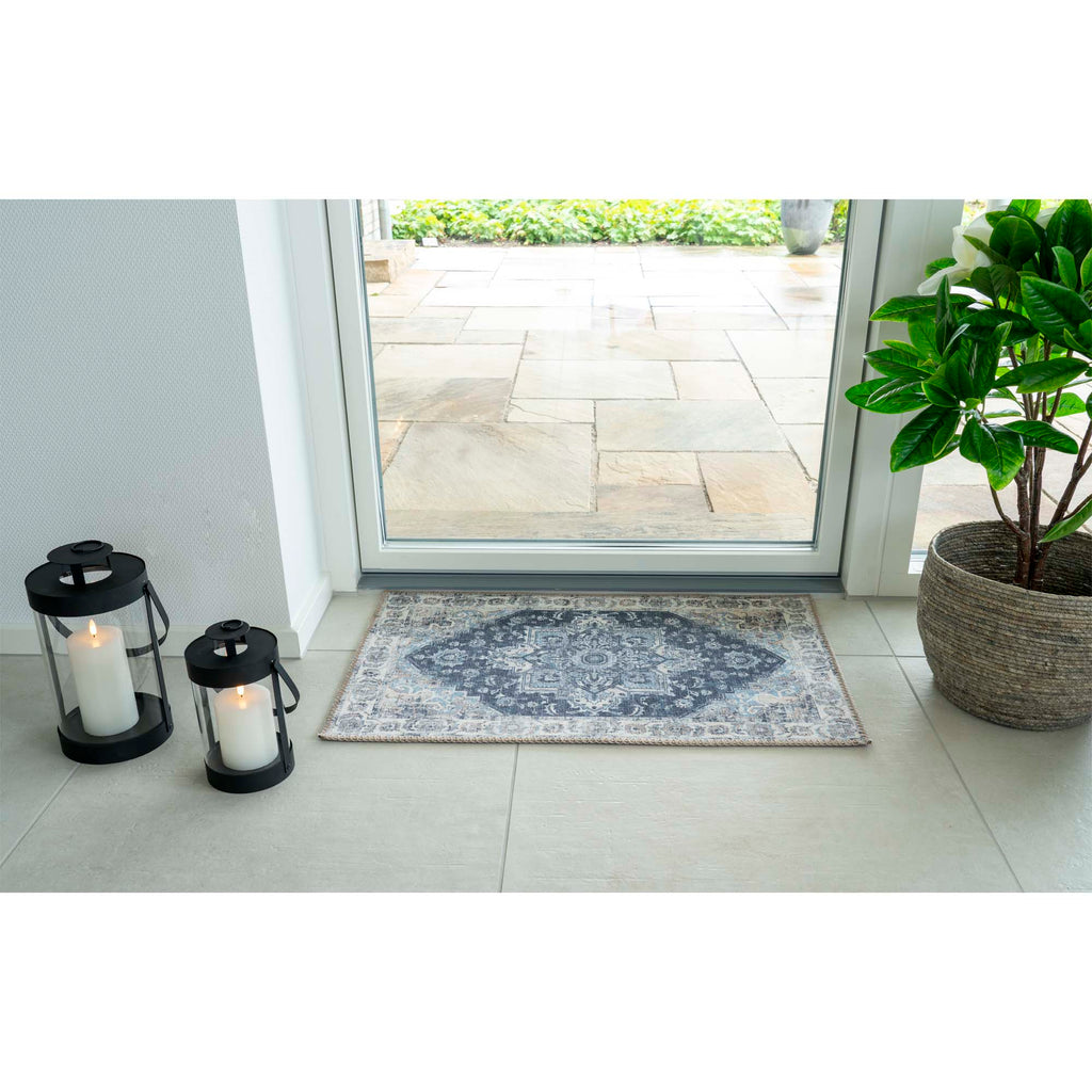 Tapis Havana bleu marine ambiance entrée porte baie vitrée carrelage blanc