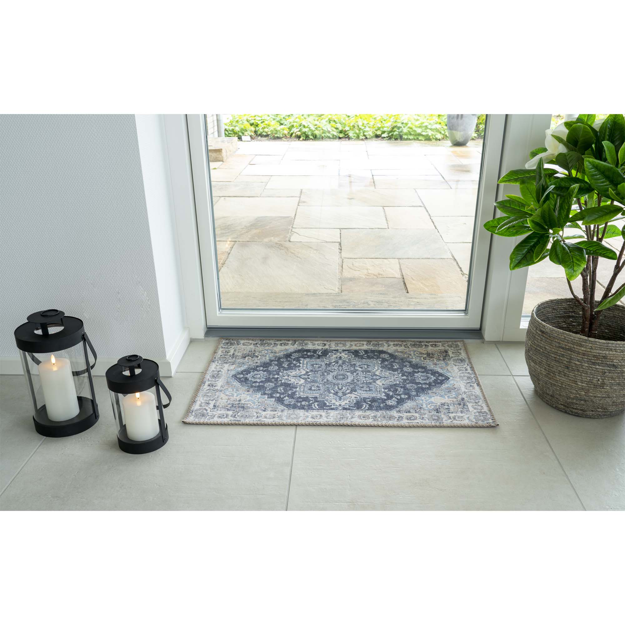 Tapis Havana bleu marine ambiance entrée porte baie vitrée carrelage blanc
